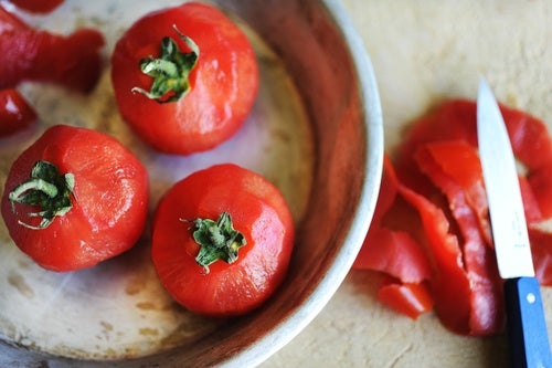 Las pieles de los tomates ayudan a limpiar la suciedad adherida en las ollas