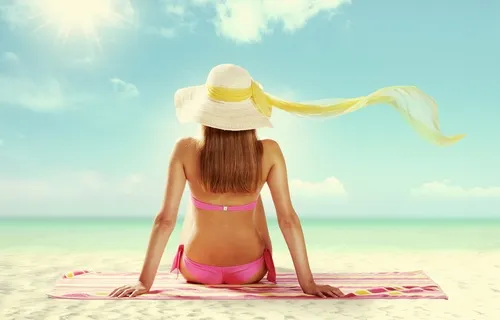 femme prenant un bain de soleil