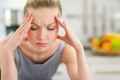 Mujer con las manos en la cabeza: el estrés es causa de los problemas digestivos