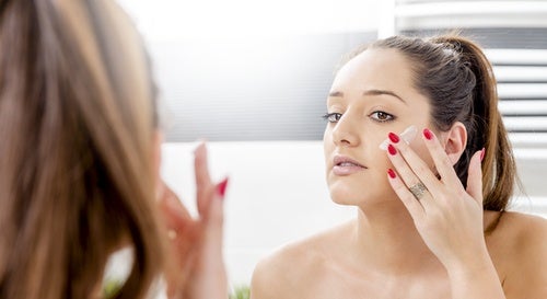 Femme exfoliant son visage pour prévenir le vieillissement prématuré