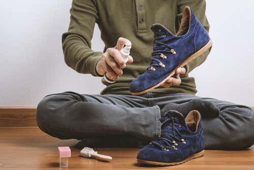 Hombre limpiando zapatos
