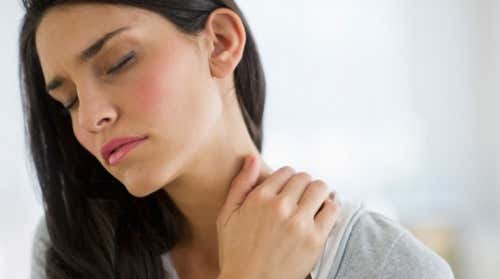 El malestar en el cuello se puede deber a un problema en el tiroides.