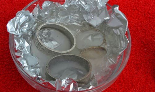 Objetos de plata en papel aluminio