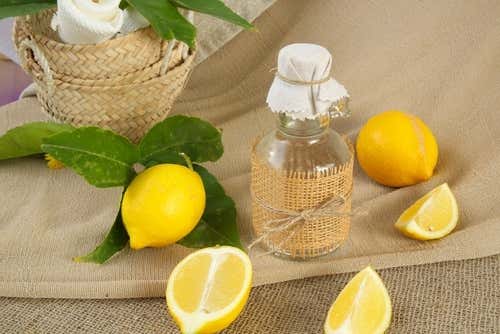 Limpiador casero de limón para las cortinas del baño
