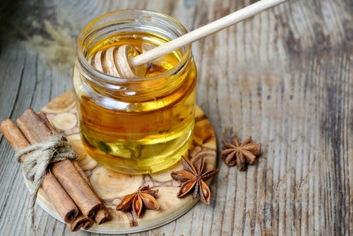 Frasco de miel de abeja como solución natural para desmaquillarte