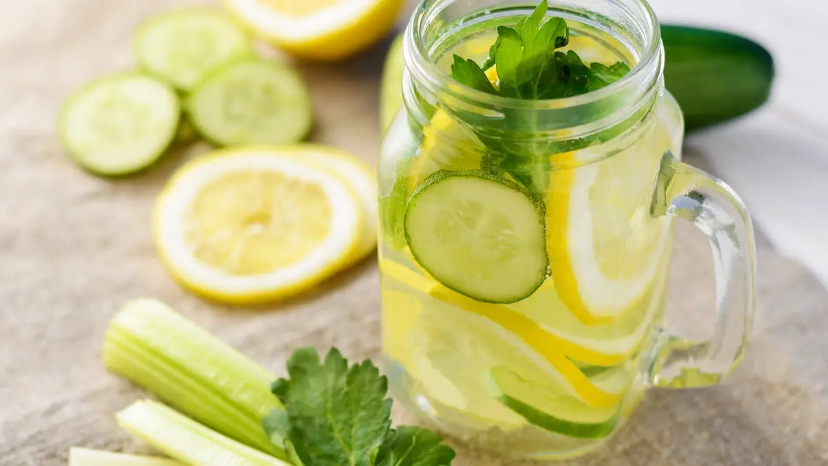 Agua de apio, limón y pepino.