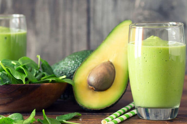 3 batidos a base de aguacate para reducir el colesterol