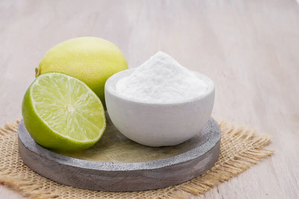 Limón y bicarbonato de sodio para la limpieza del hogar.