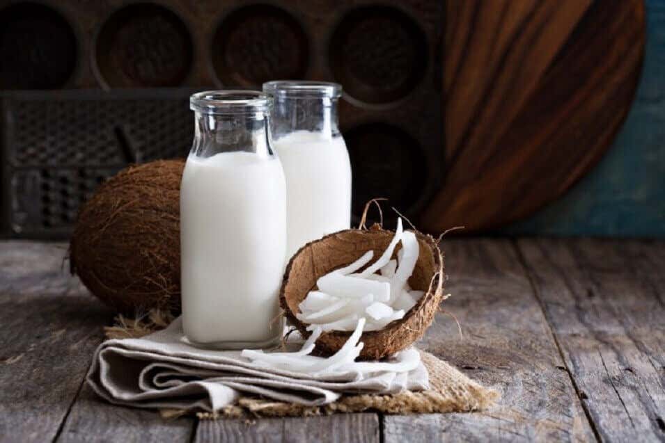 La leche de coco es un buen complemento para los batidos.