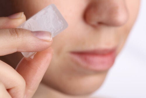 Un truco para mejorar la piel usando cubitos de hielo