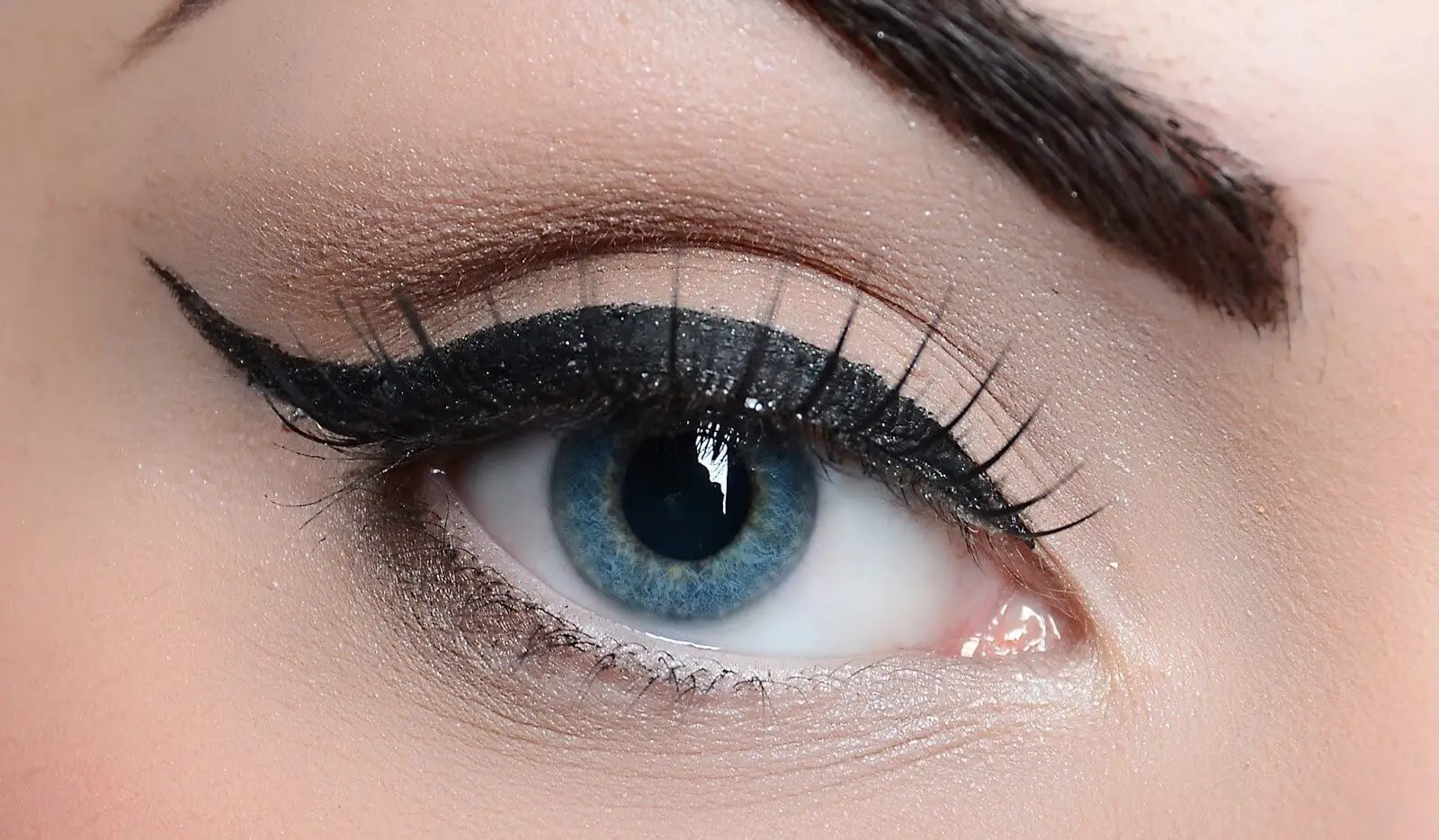 Delinear los ojos con brochas y pinceles.