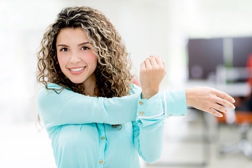 7 ejercicios de estiramiento para hacer en la oficina
