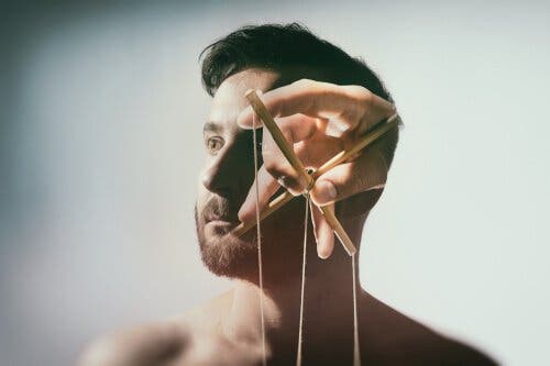 Hombre manipulado como marioneta.