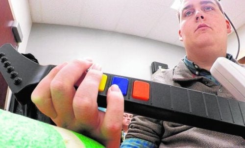 Ian, el primer tetrapléjico que ya mueve los dedos
