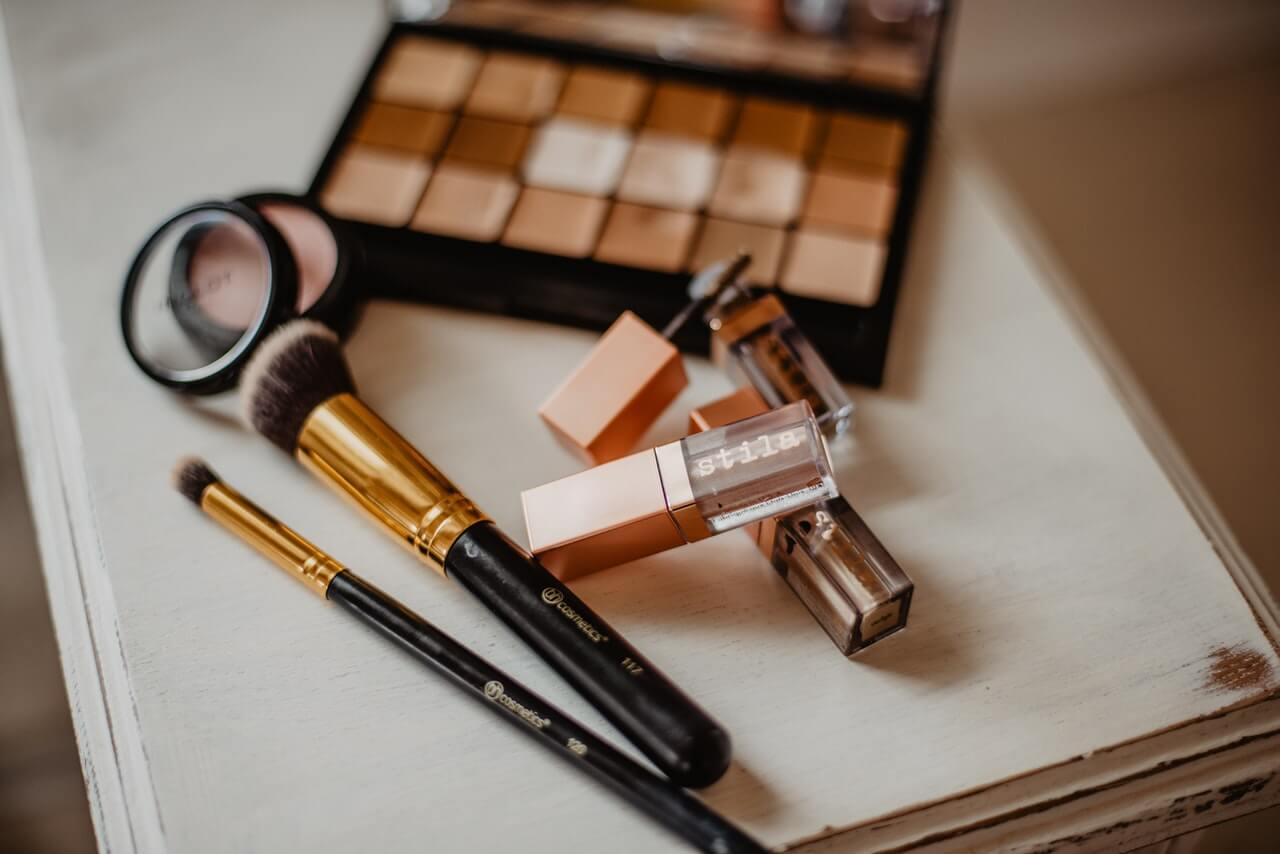Maquillaje variado.