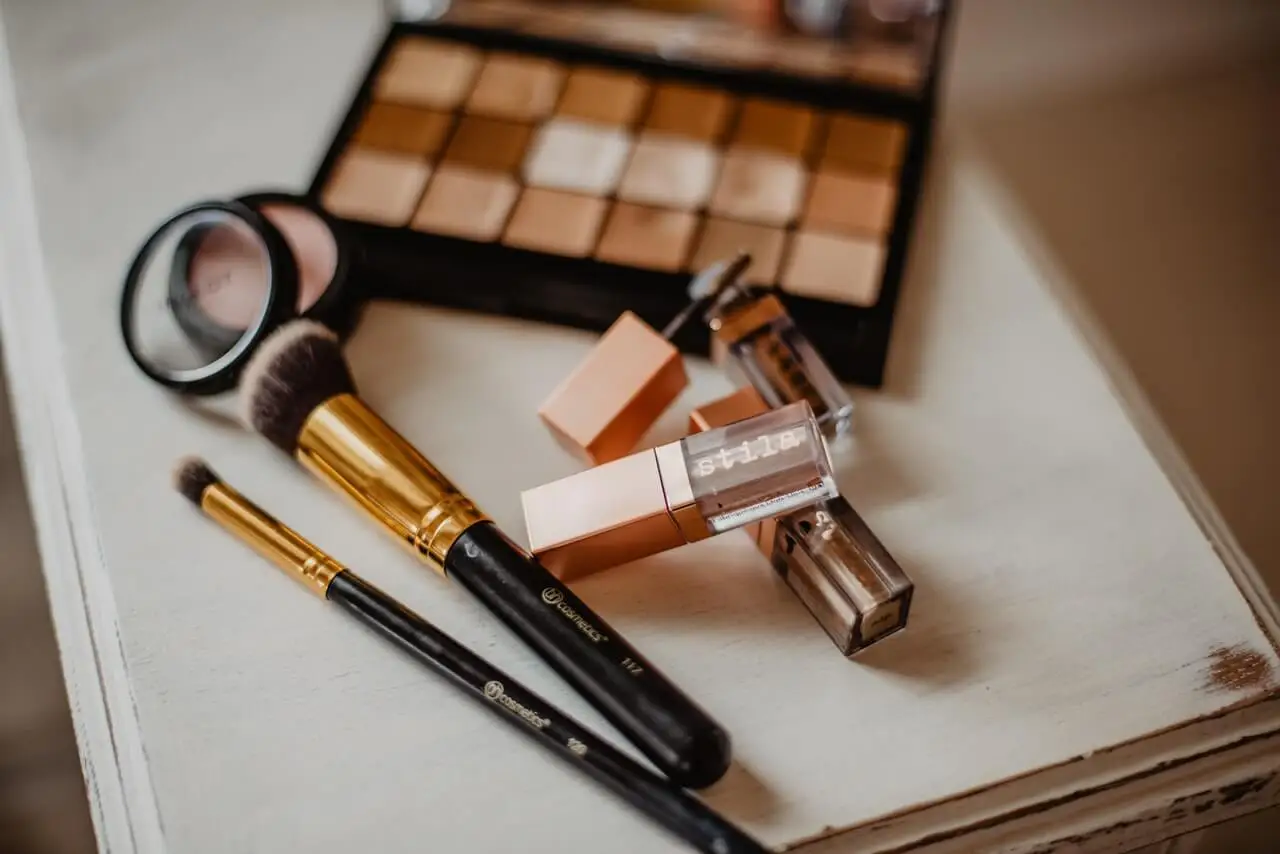 Maquillaje variado.