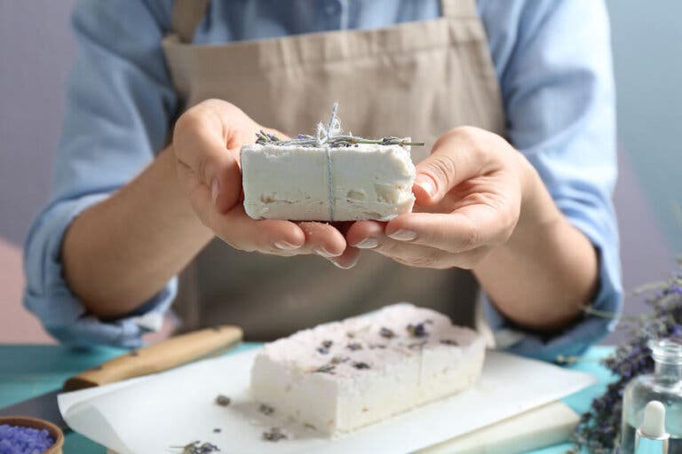 Jabón casero de lavanda y arcilla blanca