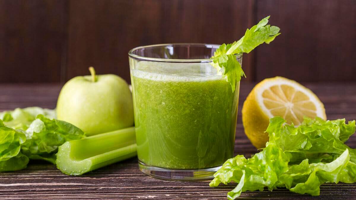 Jugo de apio con limón.