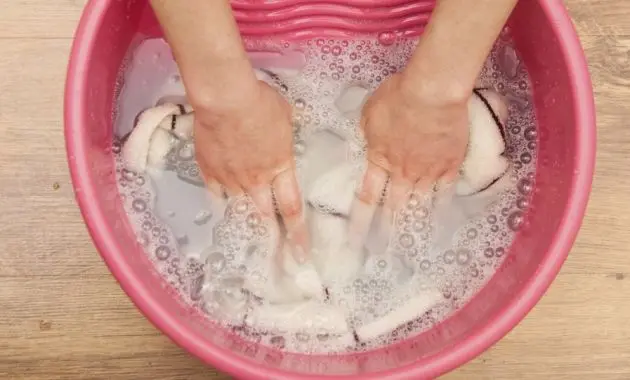 7 trucos para quitar las manchas de cera de vela