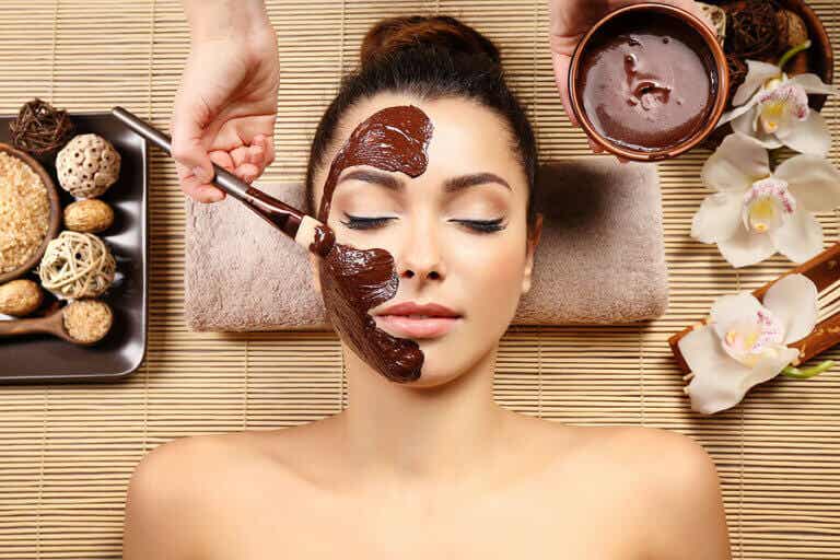 Cómo preparar una mascarilla de chocolate y miel para hidratar el rostro