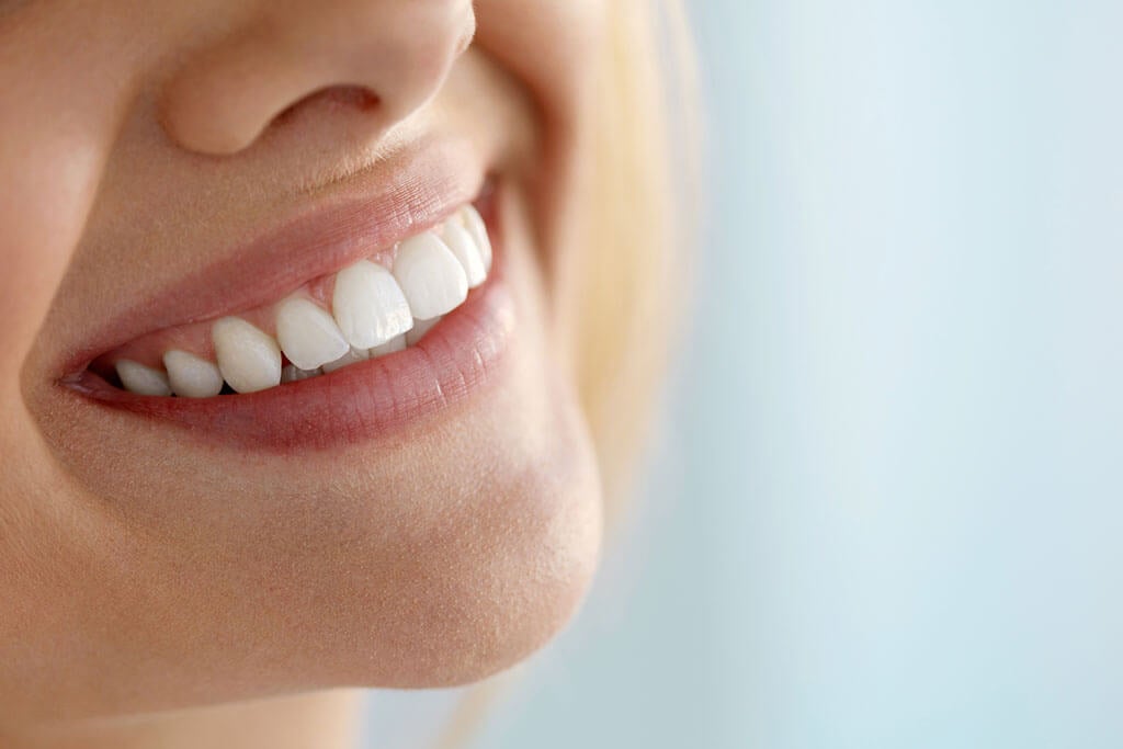 Métodos naturales para blanquear los dientes.