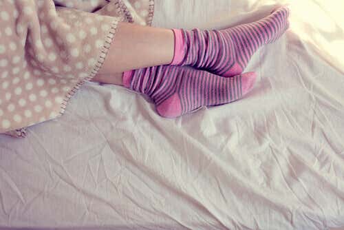 ¿Es mejor dormir con calcetines?