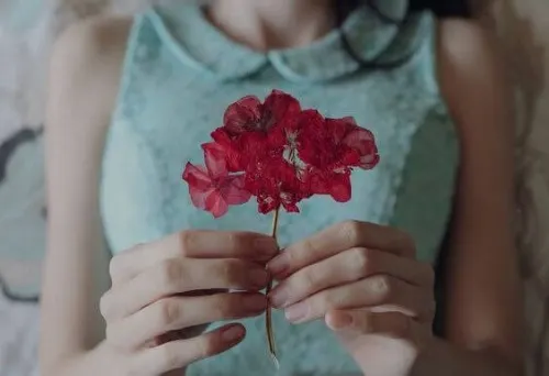 Mujer con una flor rosa