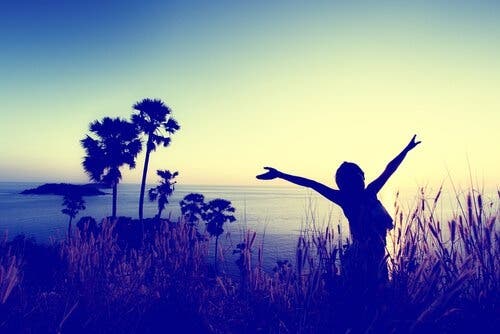 mujer-disfrutando-atardecer