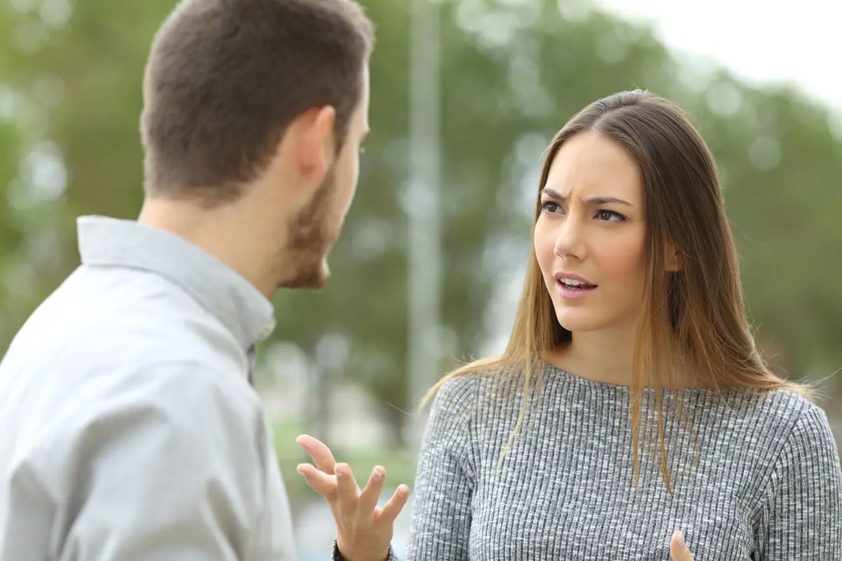 Comunicación agresiva en una pareja.