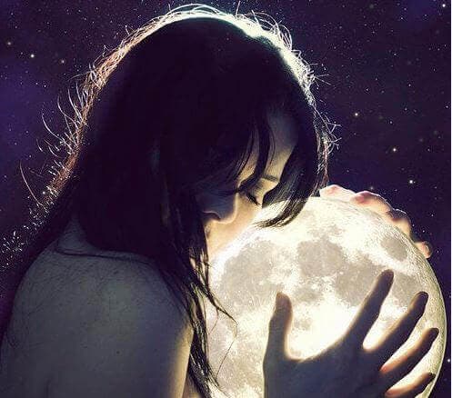 mujer-manos-luna