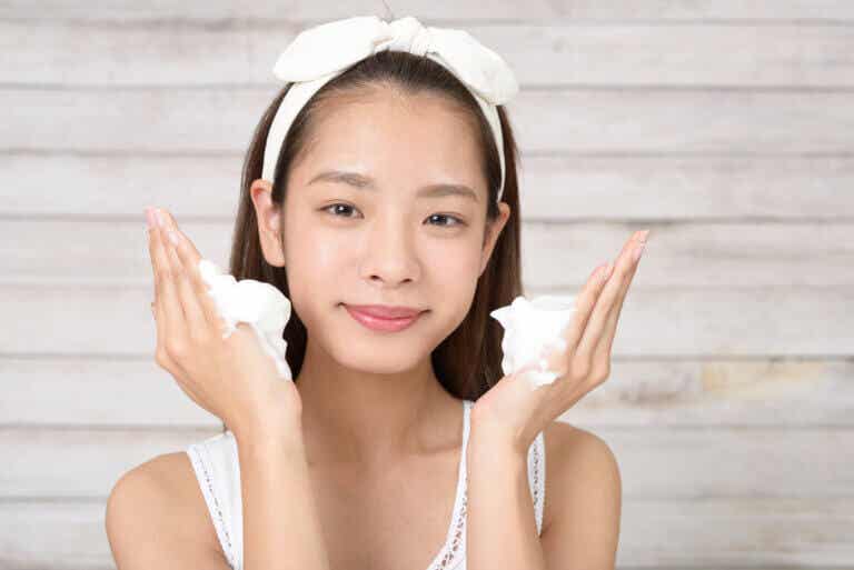 8 tips para quitar el brillo facial de forma natural