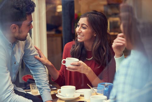 Sonreír para conectar emocionalmente con otros