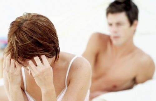 Mujer con dolor durante las relaciones sexuales.
