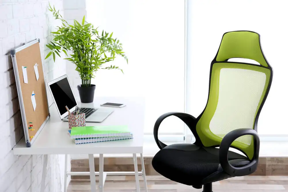 Silla de ordenador con reposabrazos.