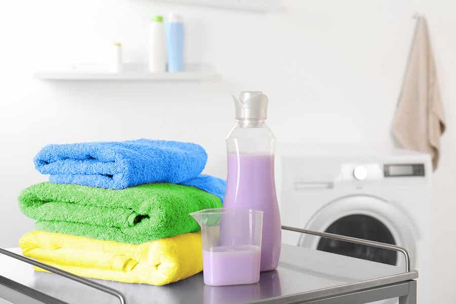 Suavizante natural con toallas y lavadora.