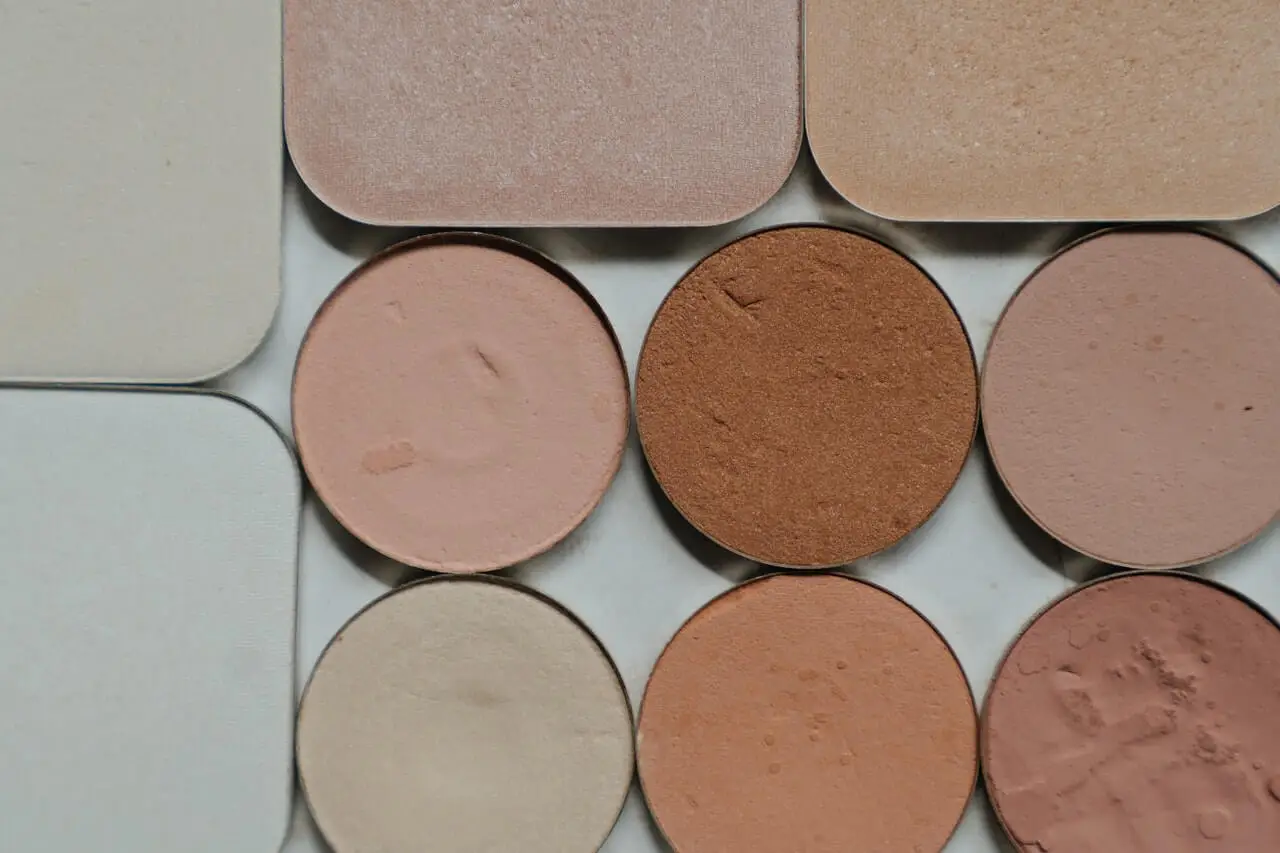 Maquillaje con corrector de color en tono natural.
