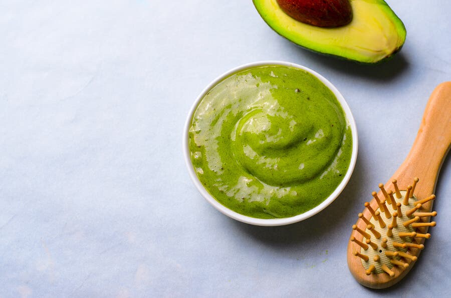 Avocat et crème aux œufs pour sceller les pointes fourchues.