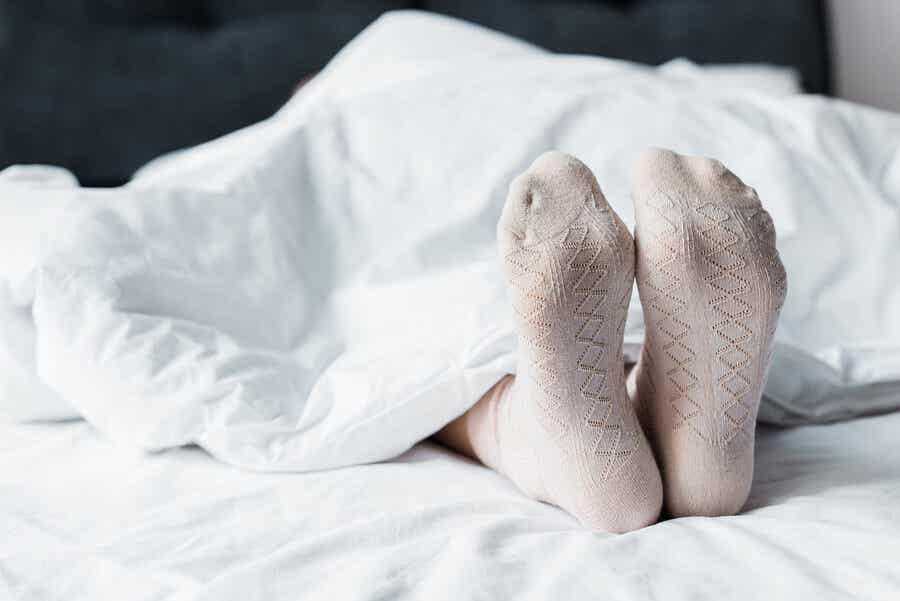 ¿Es mejor dormir con calcetines?