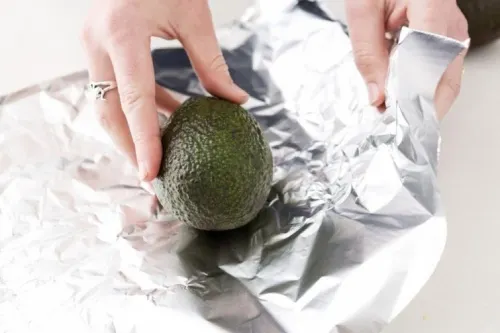 Madurar un aguacate con papel aluminio