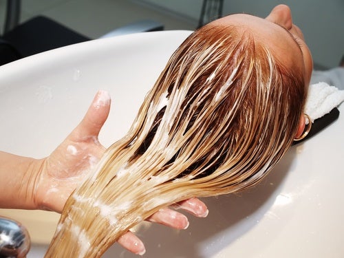 Cómo engrosar el cabello fino con solo ingrediente natural - Mejor con Salud