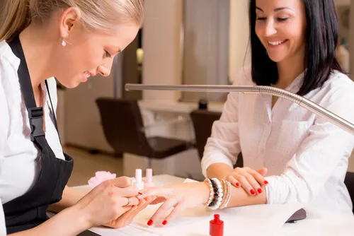 Peligros de usar uñas acrílicas o artificiales