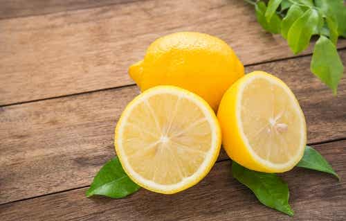 Lemon halves to lighten dark underarms