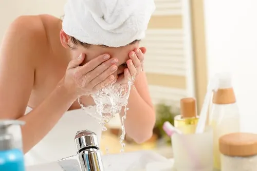 Enjuaga con agua fría y jabón neutro