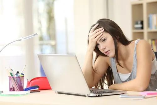 Femme fatiguée à cause d'un trouble du sommeil.