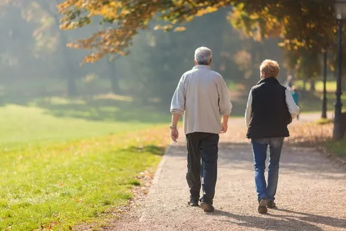 Couple qui se promène dans un parc.