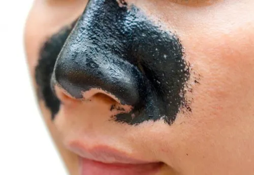 Aplicación de tira adhesiva casera para remover los puntos negros