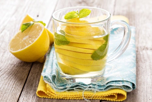 Toma agua tibia con limón