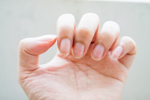 Los-productos-de-limpieza-o-abrasivos-nos-provocan-problemas-en-las-uñas.