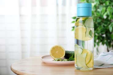 5 razones por las que deberías beber agua con pepino y limón