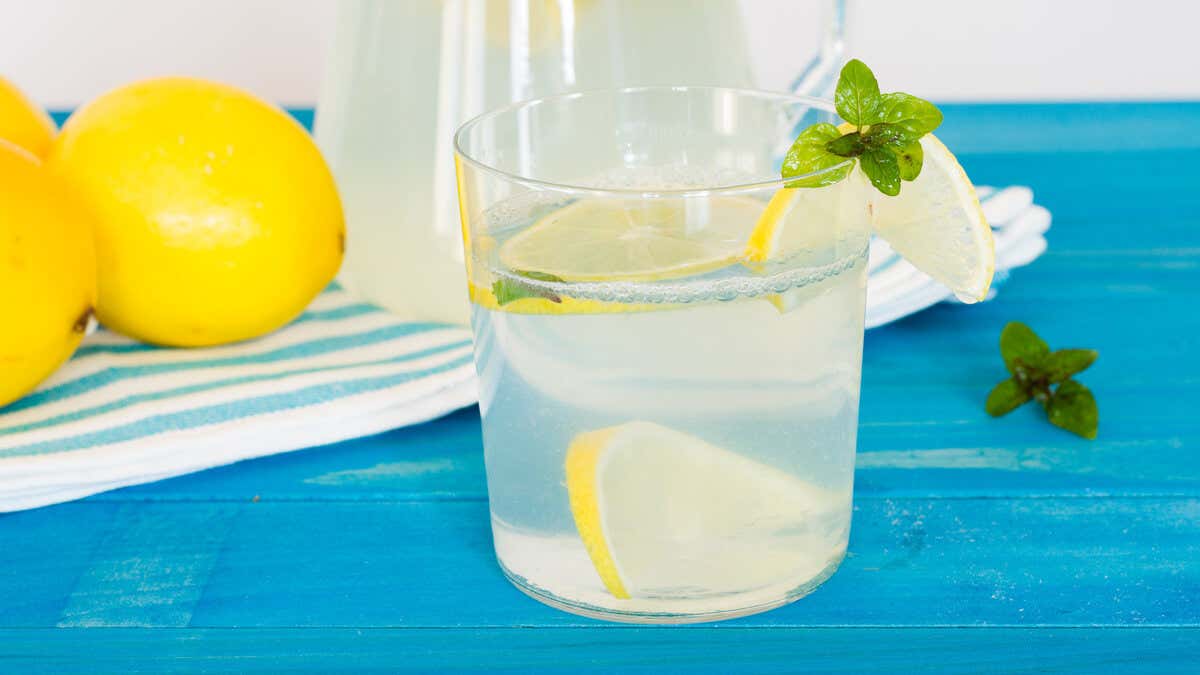 Agua con limón para limpiar el estómago.